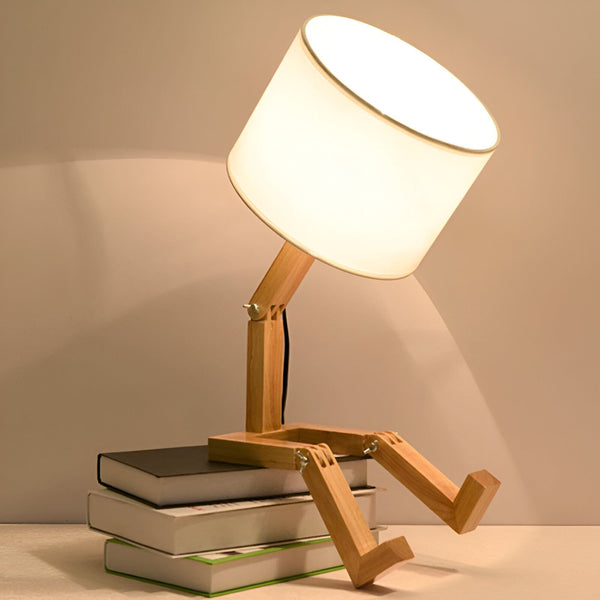 Une lampe de bureau en bois avec un abat-jour en tissu blanc. La lampe est posée sur une pile de livres. LY-7887404320,LY-793791999X,