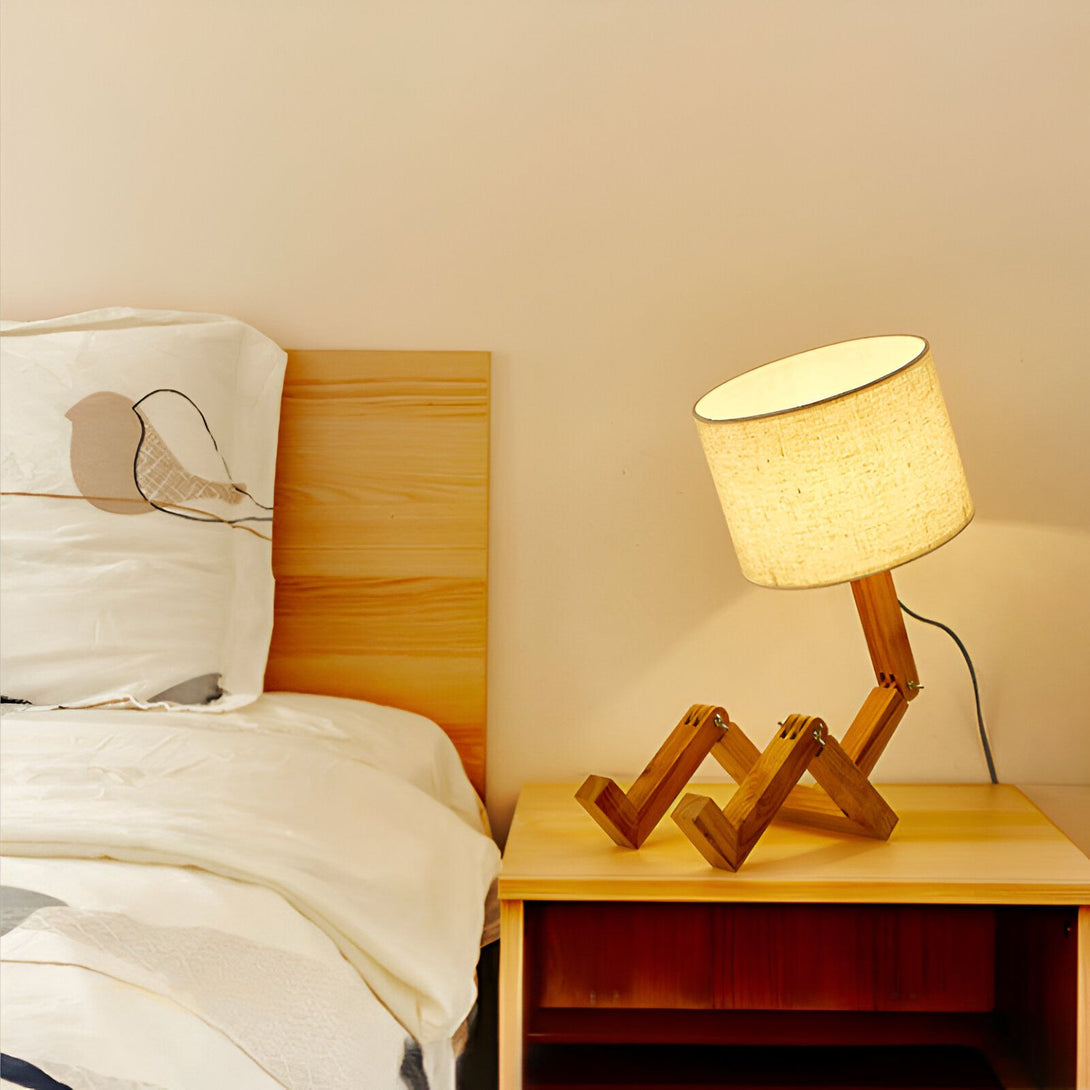 Une lampe de chevet en bois avec un abat-jour en tissu beige est posée sur une table de chevet en bois. LY-7887404320,LY-793791999X,