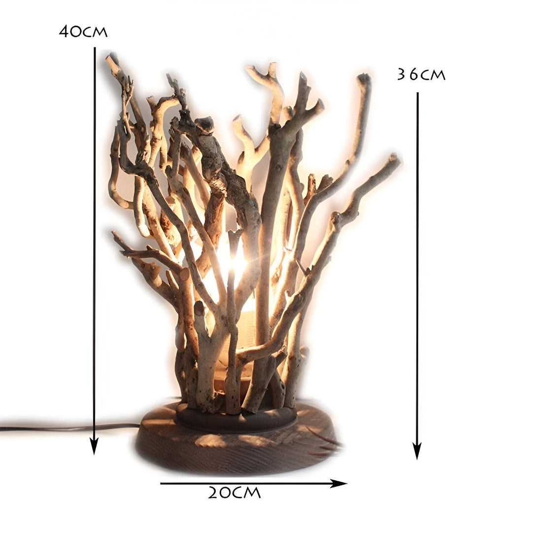 Une lampe en bois flotté avec des branches qui s'étendent vers le haut. La lampe est posée sur un socle en bois. AR-5394209219,