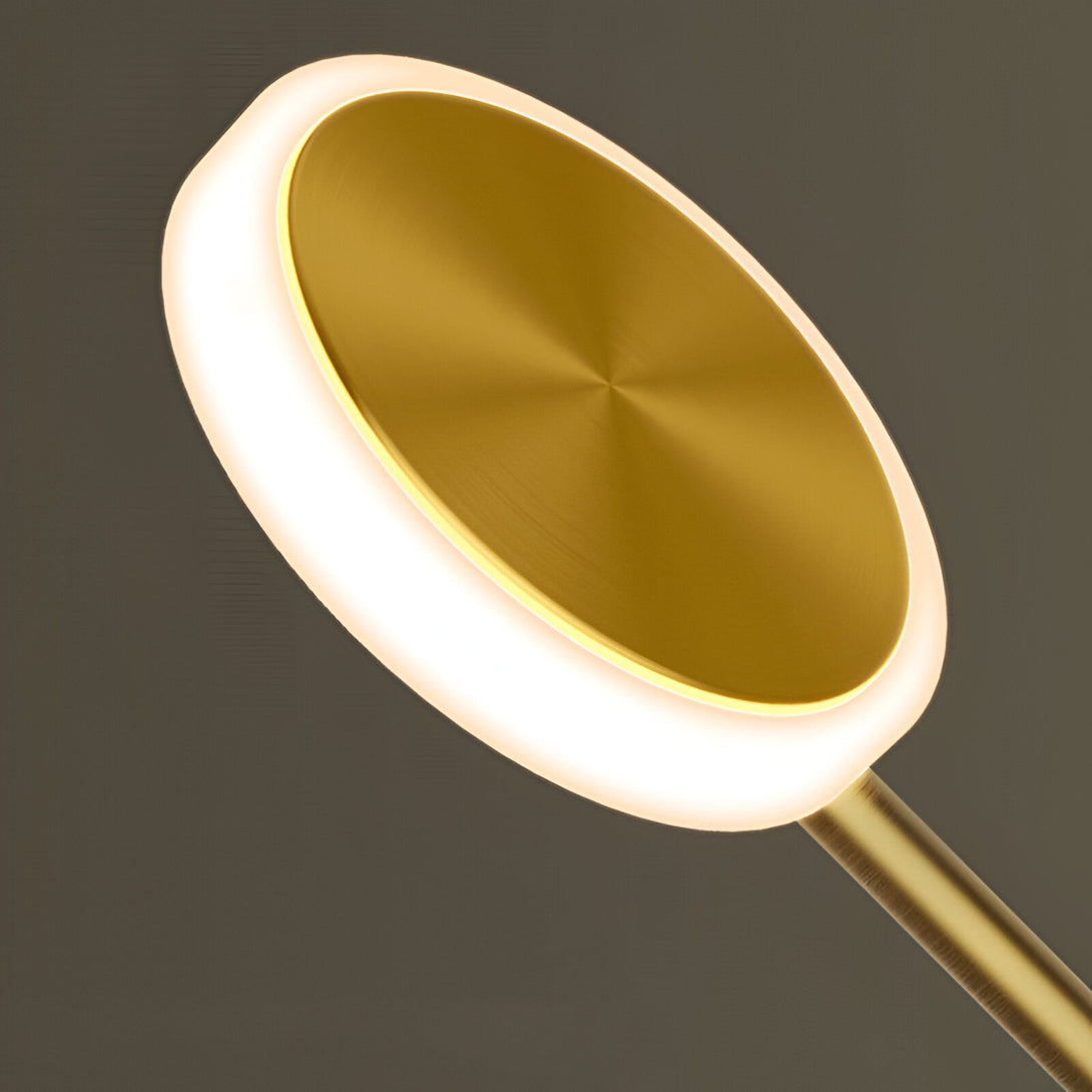 Une image d'un plafonnier rond en métal doré avec une lumière blanche brillante. DO-3701537453,DO-1406931985,DO-774364684X,DO-8119607104,