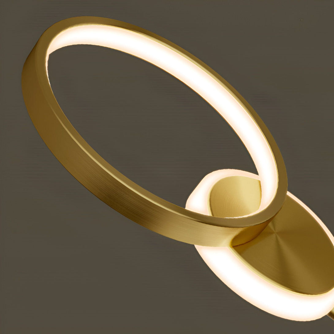 Une image d'une applique murale LED en forme de cercle. L'applique est en métal doré et émet une lumière blanche chaude. DO-3701537453,DO-1406931985,DO-774364684X,DO-8119607104,
