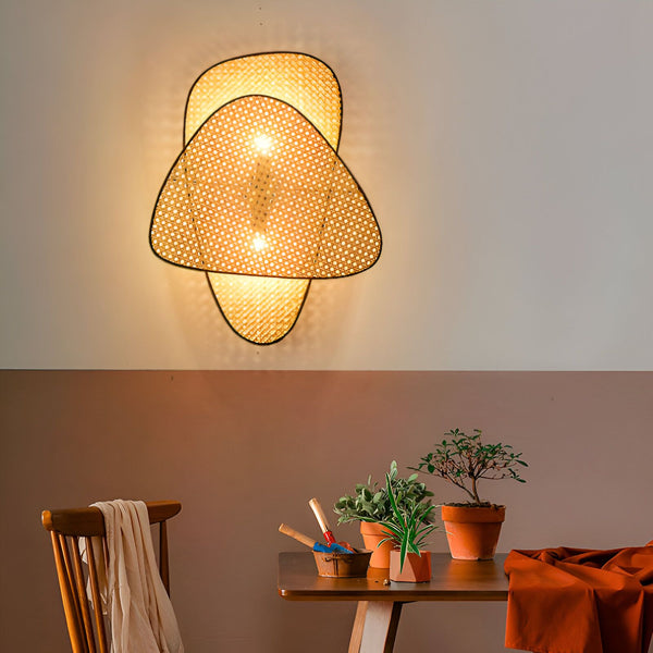 Une applique murale en osier tressé de forme triangulaire avec une lumière chaude. BA-0203883330,BA-3132460699,
