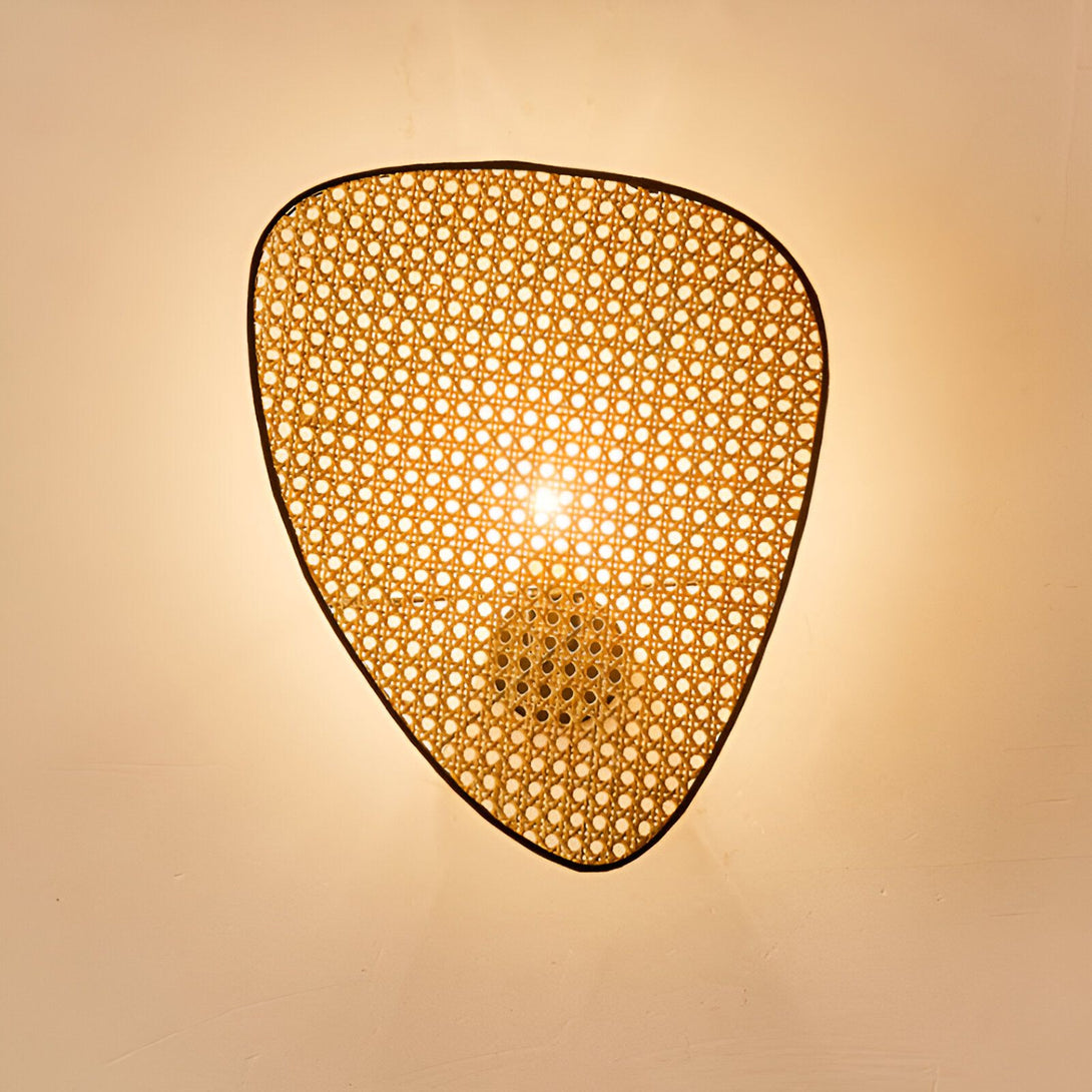 Une applique murale en forme de losange en rotin tressé avec une lumière chaude. BA-0203883330,BA-3132460699,