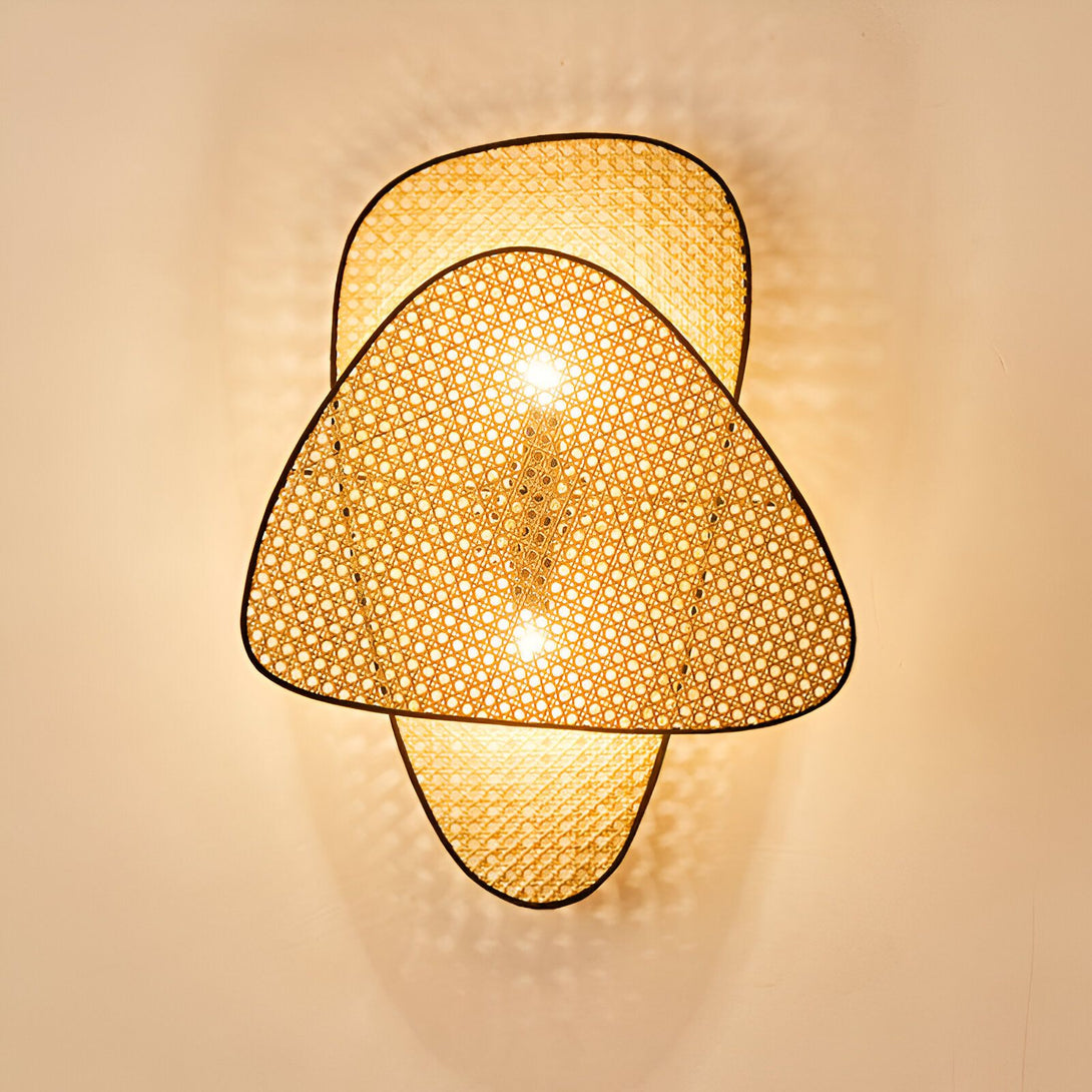 Une applique murale en rotin tressé de forme triangulaire avec une lumière chaude. BA-0203883330,BA-3132460699,