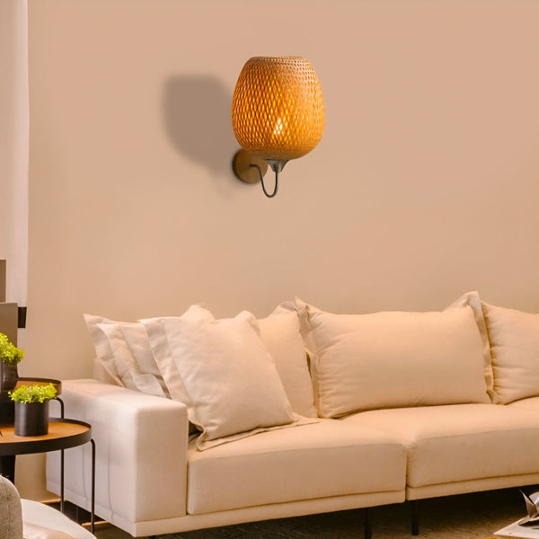Une applique murale en bambou tressé diffuse une lumière douce et chaleureuse dans un salon. PE-1502754312,PE-072362576X,