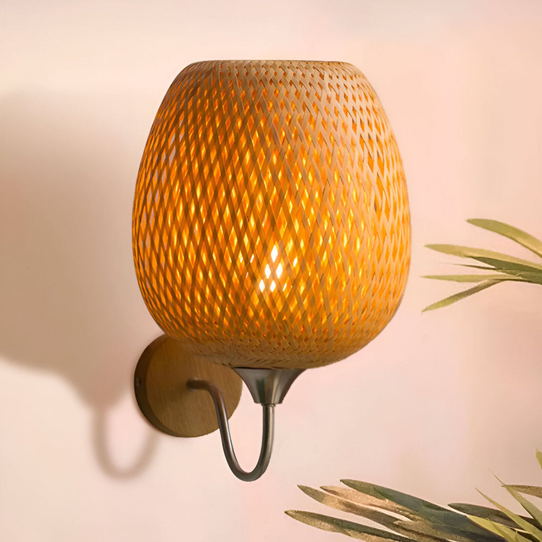 Une applique murale en bambou tressé diffuse une lumière chaleureuse. PE-1502754312,PE-072362576X,