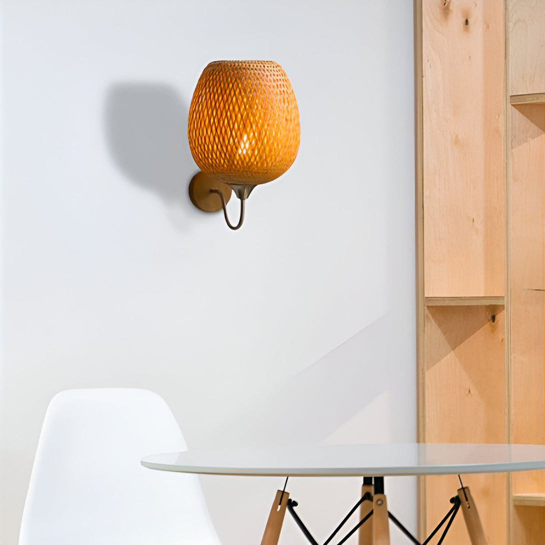Une applique murale en bambou tressé diffuse une lumière douce et chaleureuse. PE-1502754312,PE-072362576X,