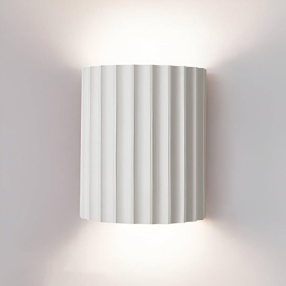 Une applique murale blanche en céramique avec un design cannelé. NE-721526775X,NE-8904744822,NE-2805852109,NE-679239677X,