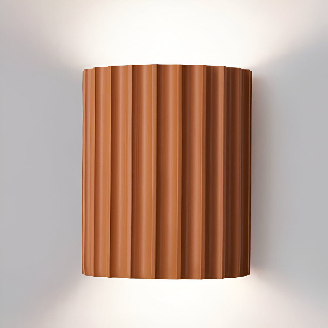 Une applique murale en céramique marron avec un design côtelé. NE-721526775X,NE-8904744822,NE-2805852109,NE-679239677X,