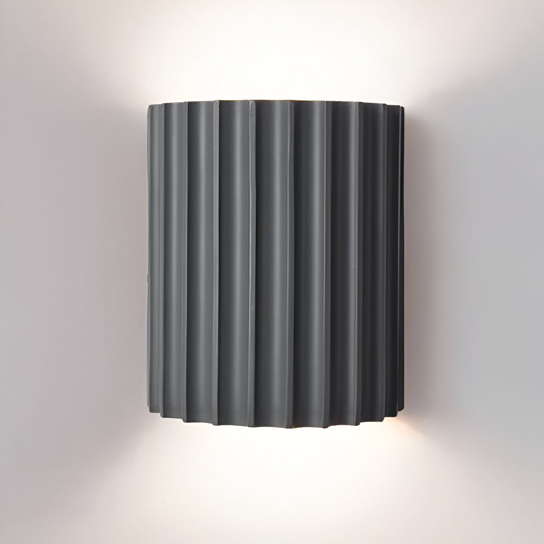 Une applique murale en céramique gris foncé avec un design cannelé. NE-721526775X,NE-8904744822,NE-2805852109,NE-679239677X,
