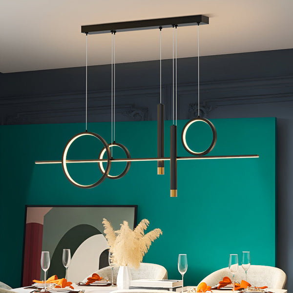 Une élégante suspension luminaire avec fil noir et doré. La suspension luminaire est composée de plusieurs anneaux de différentes tailles et d'un tube doré. Les anneaux sont suspendus à des fils noirs et le tube est suspendu à un fil doré. La suspension luminaire est idéale pour éclairer une salle à manger, un salon ou une cuisine. SA-1757899103,SA-9957413104,SA-5107053033,