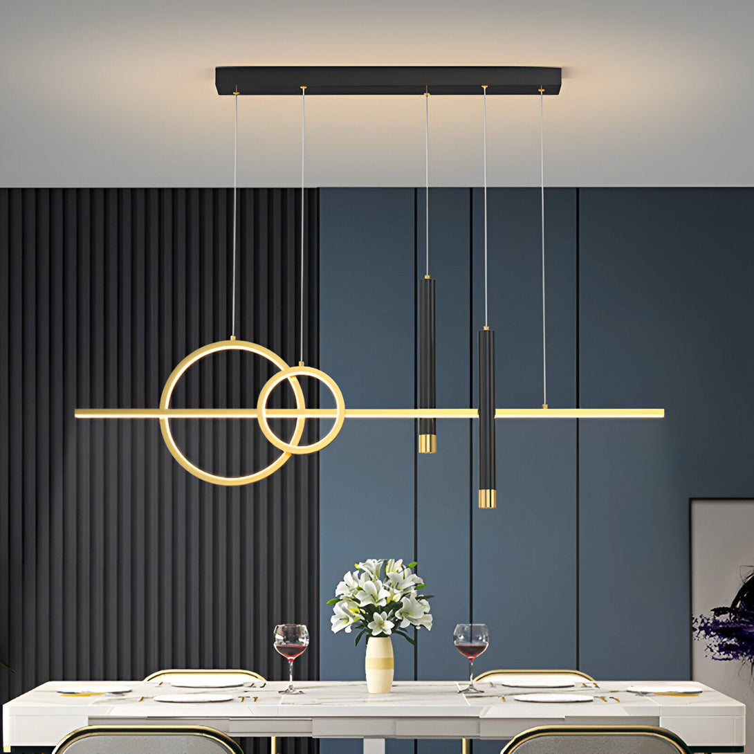 Une élégante suspension luminaire avec fil noir et doré. La suspension est composée de deux anneaux en métal doré et de deux tubes en métal noir. Les anneaux et les tubes sont reliés par un fil doré. La suspension est idéale pour éclairer une table à manger ou un bar. SA-1757899103,SA-9957413104,SA-5107053033,