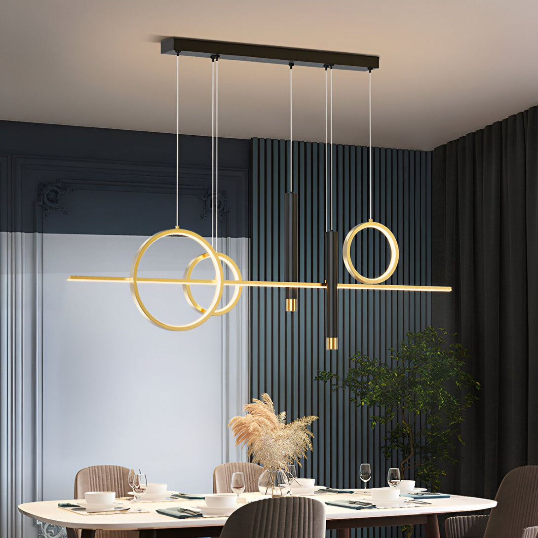 Une élégante suspension luminaire avec fil noir et doré. La suspension est composée de deux anneaux en métal doré et d'une barre en métal noir. Les anneaux sont suspendus à la barre par des fils noirs. La suspension est idéale pour éclairer une salle à manger ou un salon. SA-1757899103,SA-9957413104,SA-5107053033,