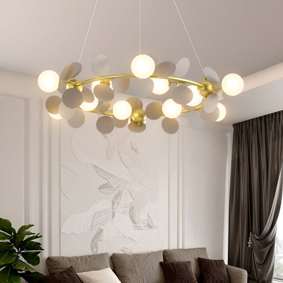 Un lustre doré avec des feuilles en métal et des boules en verre blanc. NI-3359220986,NI-6740650284,NI-1383698465,NI-7349974205,NI-5465303557,NI-8326850780,NI-0431567387,NI-7145367955,NI-2291394800,NI-7147291565,NI-8291187134,NI-0131623052,