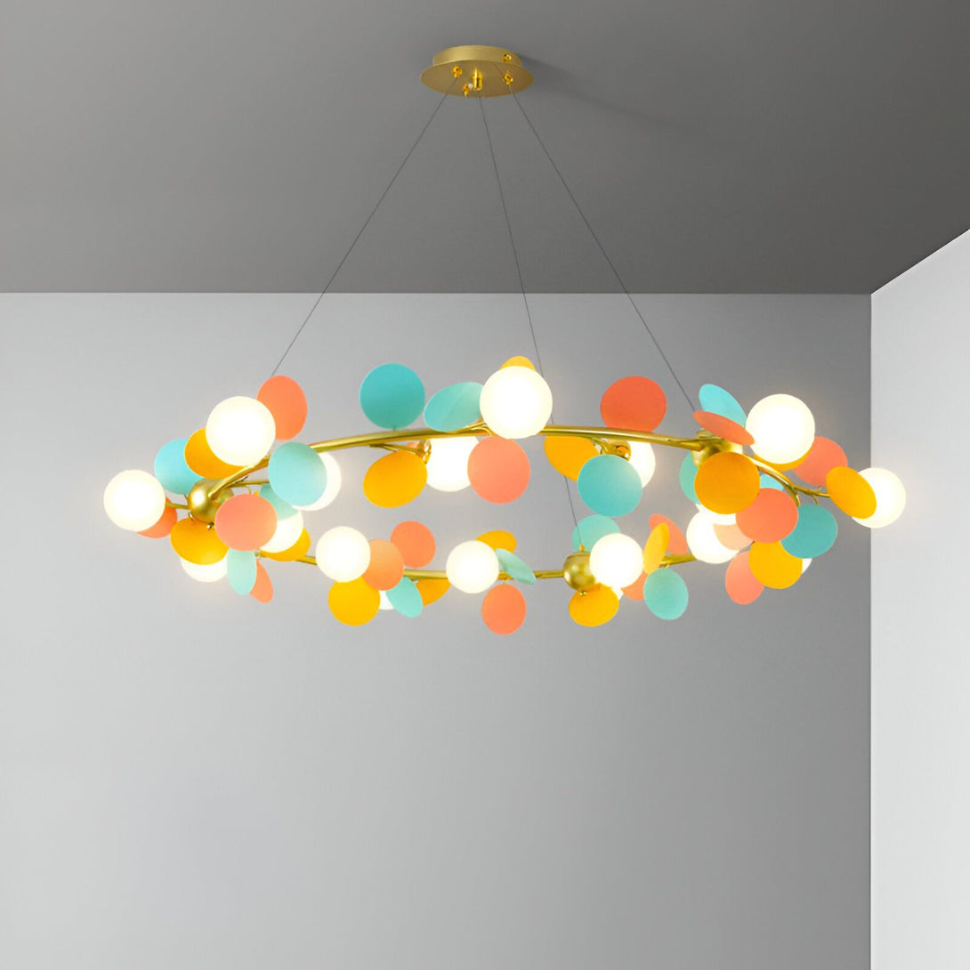 Une image d'un lustre rond avec des fleurs en métal coloré et des boules en verre blanc. Le lustre est suspendu au plafond par un fil doré. NI-3359220986,NI-6740650284,NI-1383698465,NI-7349974205,NI-5465303557,NI-8326850780,NI-0431567387,NI-7145367955,NI-2291394800,NI-7147291565,NI-8291187134,NI-0131623052,