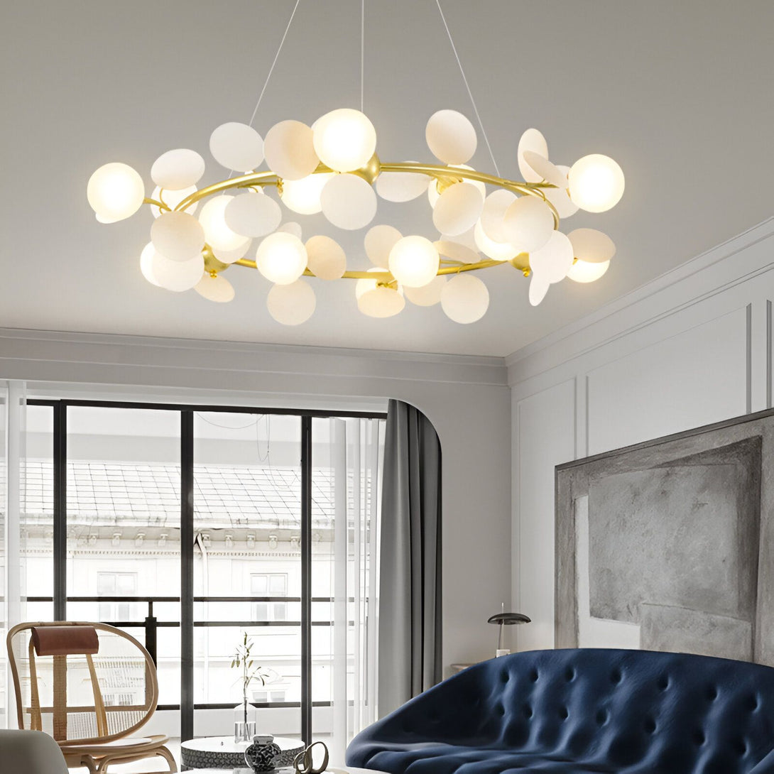 Une image d'un lustre doré avec des boules en verre blanc. Le lustre est suspendu au plafond et il y a une table avec des chaises en dessous. Il y a aussi un canapé bleu dans la pièce. NI-3359220986,NI-6740650284,NI-1383698465,NI-7349974205,NI-5465303557,NI-8326850780,NI-0431567387,NI-7145367955,NI-2291394800,NI-7147291565,NI-8291187134,NI-0131623052,