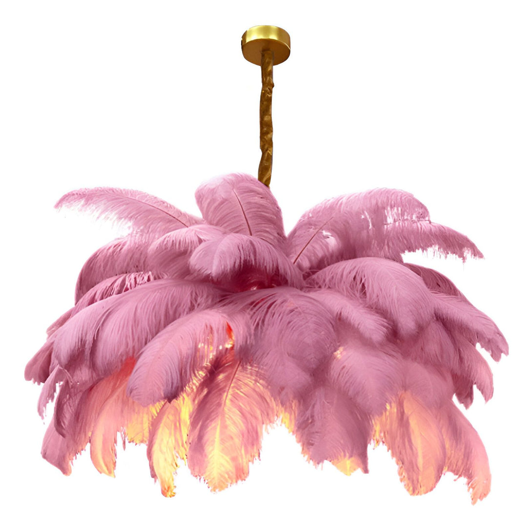 Une suspension en plumes d'autruche rose avec une lumière chaude.