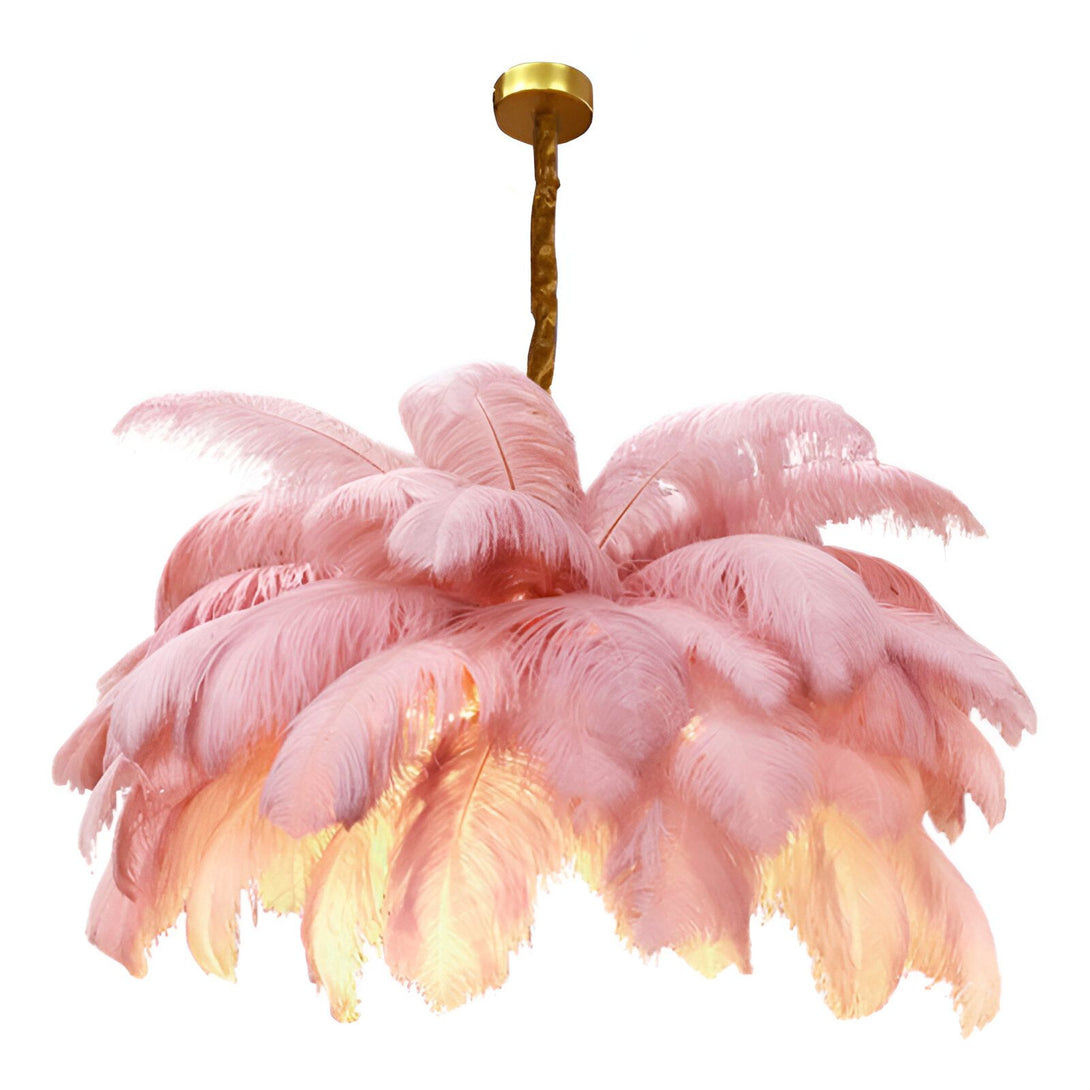 Une suspension en plumes d'autruche rose pâle. L'abat-jour est composé de plusieurs couches de plumes, qui sont disposées de manière à créer un effet de volume. La suspension est fixée au plafond par un fil doré.