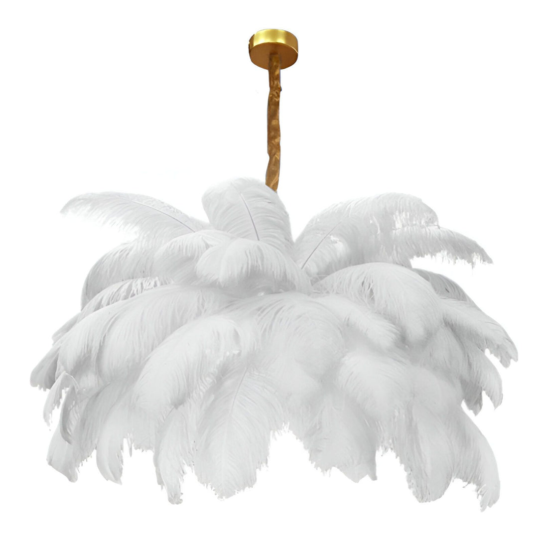 Un lustre blanc composé de plumes d'autruche.