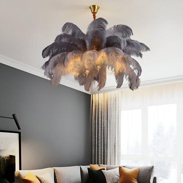Le luminaire avec plume est un luminaire design et original. Il est composé d'une structure en métal et de plumes d'autruche grises. Il est idéal pour une utilisation dans un salon, une salle à manger ou une chambre à coucher.