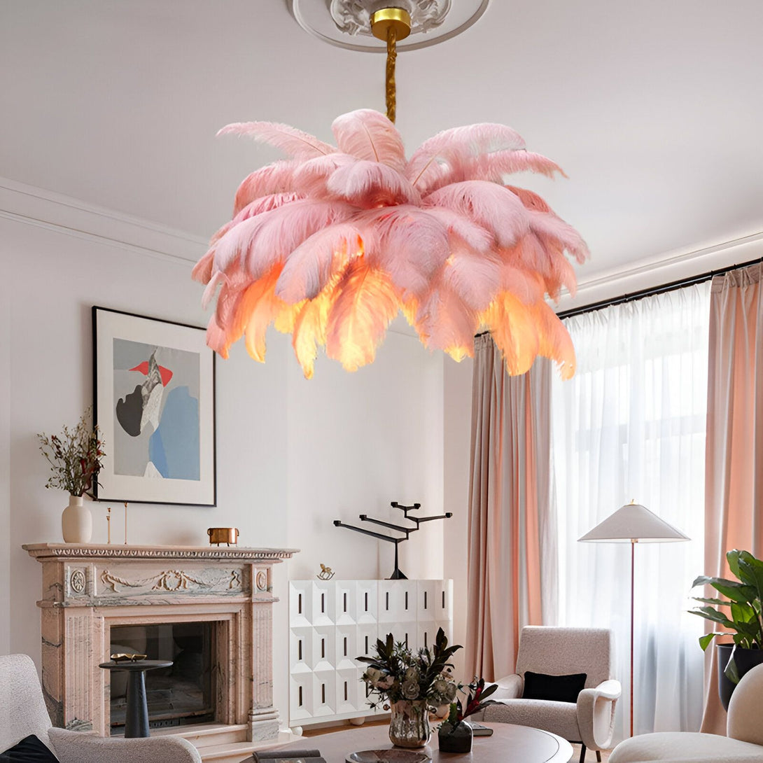 Une image d'un lustre rose en plumes d'autruche. Le lustre est suspendu au plafond et est entouré de murs blancs. Il y a une cheminée avec un vase dessus à côté du lustre. Il y a aussi un canapé et une table dans la pièce.