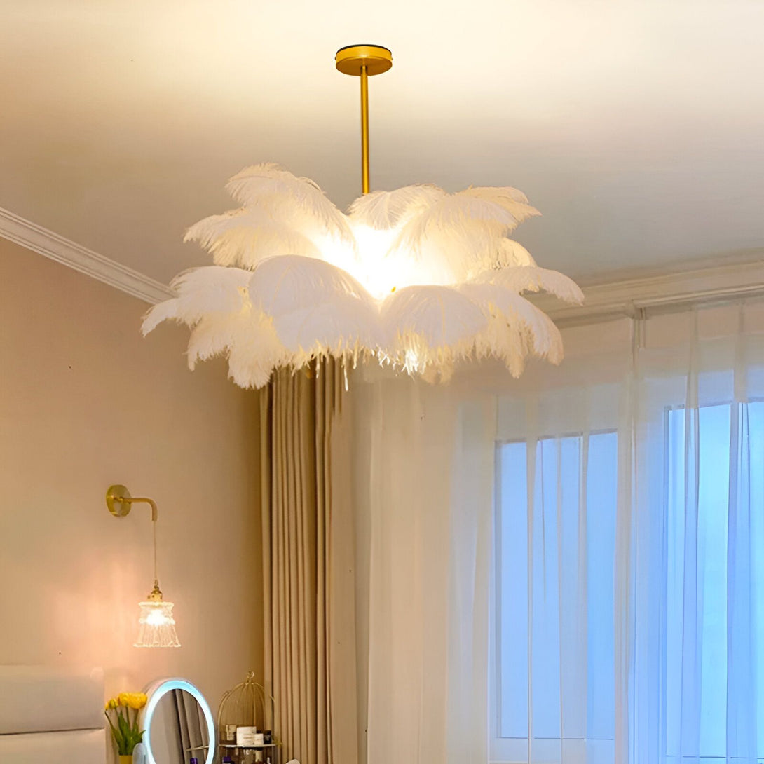 L'image représente un lustre en plumes d'autruche blanches. Il est suspendu au plafond et est éclairé par une lumière chaude. Le lustre est composé de plusieurs branches, chacune étant composée de plumes d'autruche blanches. Les plumes sont douces et légères, et elles créent un effet de mouvement lorsque le lustre est allumé. Le lustre est un bel objet de décoration qui peut être utilisé dans une variété de pièces, comme un salon, une chambre à coucher ou une salle à manger.