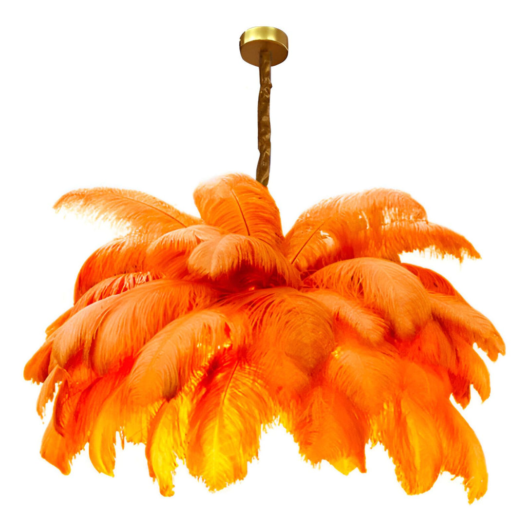 Une suspension en plumes d'autruche orange avec une lumière chaude à l'intérieur.