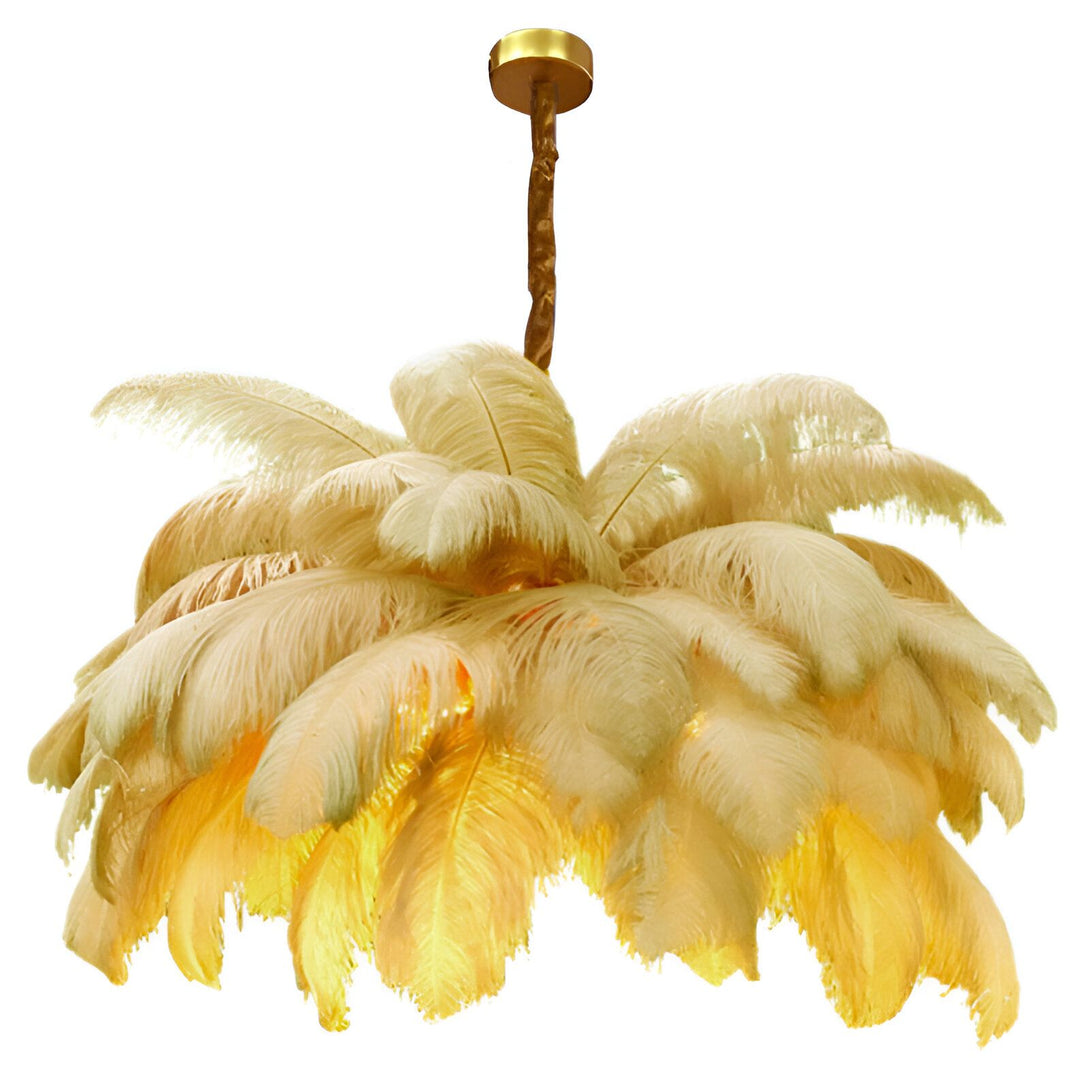 Une image d'un lustre en plumes d'autruche blanches. Le lustre est suspendu par une chaîne dorée et est éclairé par une lumière jaune.