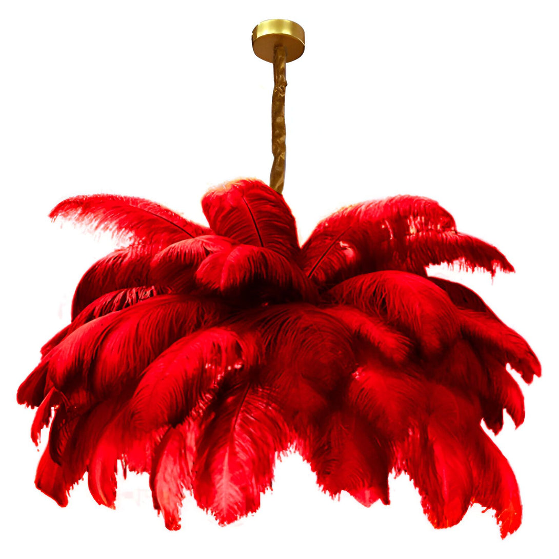 L'image représente un lustre rouge en plumes d'autruche. Il est suspendu par une chaîne dorée et est composé de plusieurs plumes d'autruche rouges.