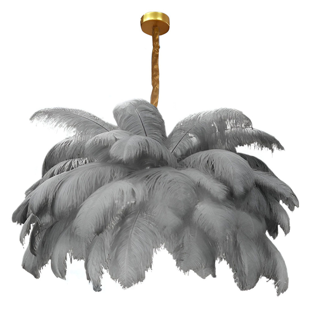 L'image représente un lustre en plumes d'autruche de couleur gris. Il est suspendu par une corde dorée et est composé de plusieurs plumes d'autruche grises qui retombent élégamment. Le lustre est sur un fond blanc.