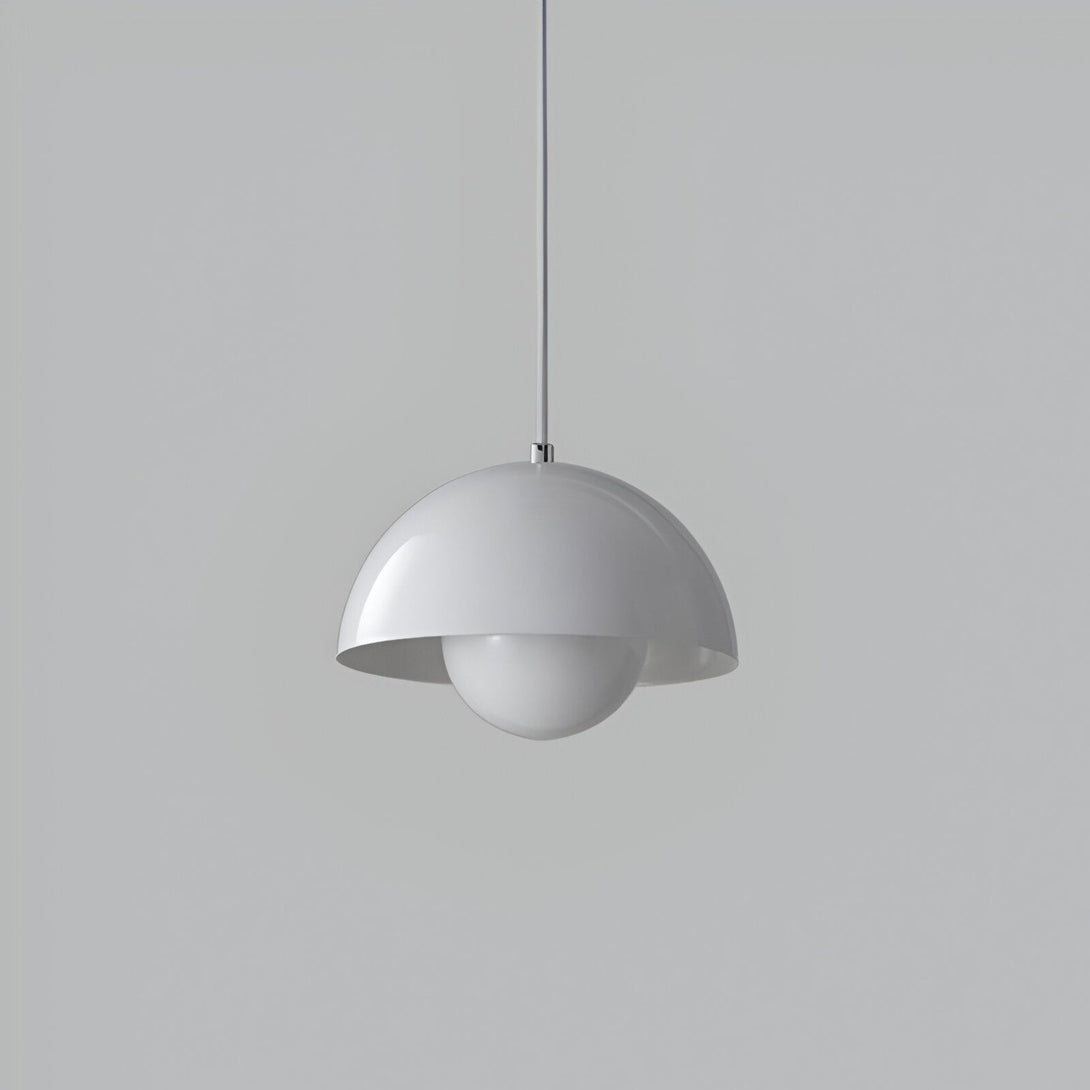 Une lampe blanche en forme de fleur est suspendue à un fil blanc. La lampe est composée de deux parties : un abat-jour en forme de pétale et une base en forme de bulbe. ET-2088625054,ET-4141448087,ET-3713567360,ET-9366259863,ET-968898597X,ET-4184751059,ET-4381876865,ET-4450445309,