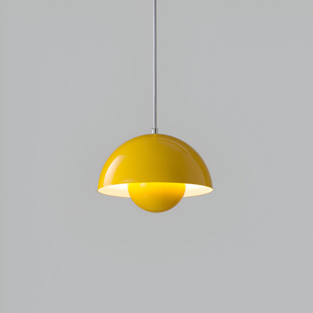 Une lampe jaune en forme de fleur est suspendue à un fil gris. La lampe est allumée et émet une lumière jaune. ET-2088625054,ET-4141448087,ET-3713567360,ET-9366259863,ET-968898597X,ET-4184751059,ET-4381876865,ET-4450445309,