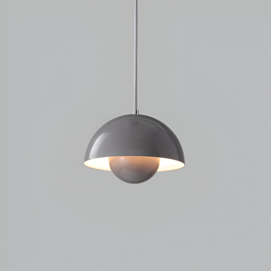 Une lampe en forme de tulipe de couleur gris clair est suspendue à un fil gris. La lampe est éclairée et émet une lumière douce. ET-2088625054,ET-4141448087,ET-3713567360,ET-9366259863,ET-968898597X,ET-4184751059,ET-4381876865,ET-4450445309,