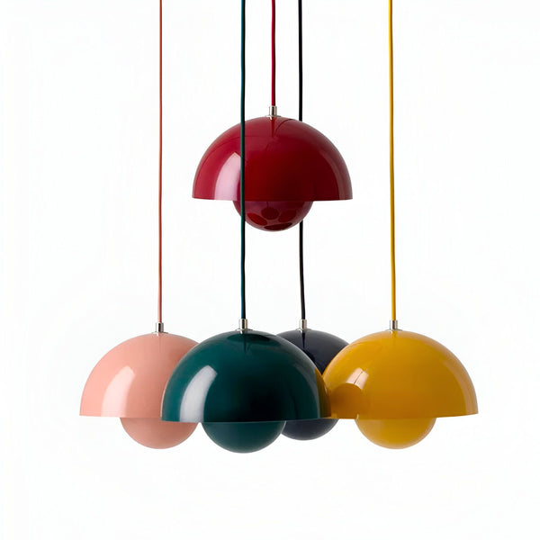 Une image de cinq suspensions de la marque Verner Panton. Les suspensions sont de couleur rouge, rose, vert foncé, bleu foncé et jaune. Elles sont toutes de la même forme, avec un abat-jour en forme de fleur. Les suspensions sont accrochées à des fils noirs. ET-2088625054,ET-4141448087,ET-3713567360,ET-9366259863,ET-968898597X,ET-4184751059,ET-4381876865,ET-4450445309,