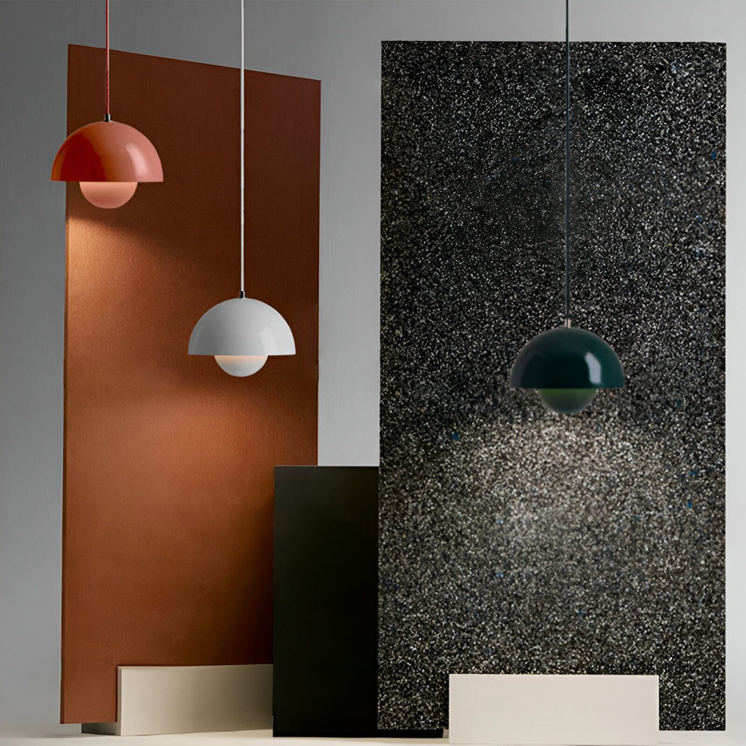 Trois suspensions de la marque Verner Panton. La suspension blanche et rouge est en métal laqué. La suspension verte est en métal laqué et feuilles d'or. ET-2088625054,ET-4141448087,ET-3713567360,ET-9366259863,ET-968898597X,ET-4184751059,ET-4381876865,ET-4450445309,