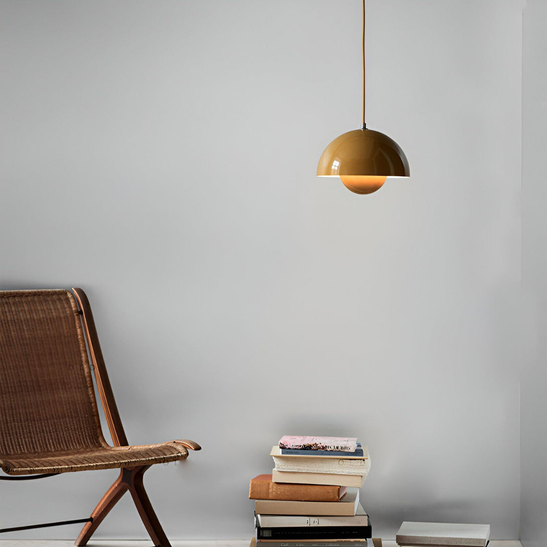 Une image d'une lampe jaune en forme de demi-sphère suspendue au plafond. À côté de la lampe, il y a une chaise en osier et une pile de livres. ET-2088625054,ET-4141448087,ET-3713567360,ET-9366259863,ET-968898597X,ET-4184751059,ET-4381876865,ET-4450445309,