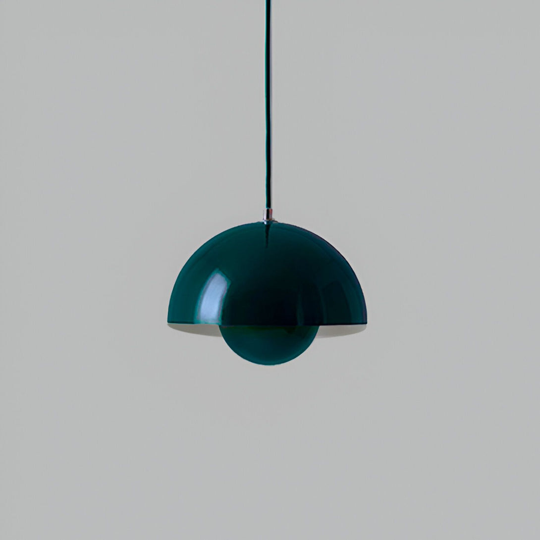 Une suspension verte en forme de tulipe avec une douille en métal argenté. ET-2088625054,ET-4141448087,ET-3713567360,ET-9366259863,ET-968898597X,ET-4184751059,ET-4381876865,ET-4450445309,