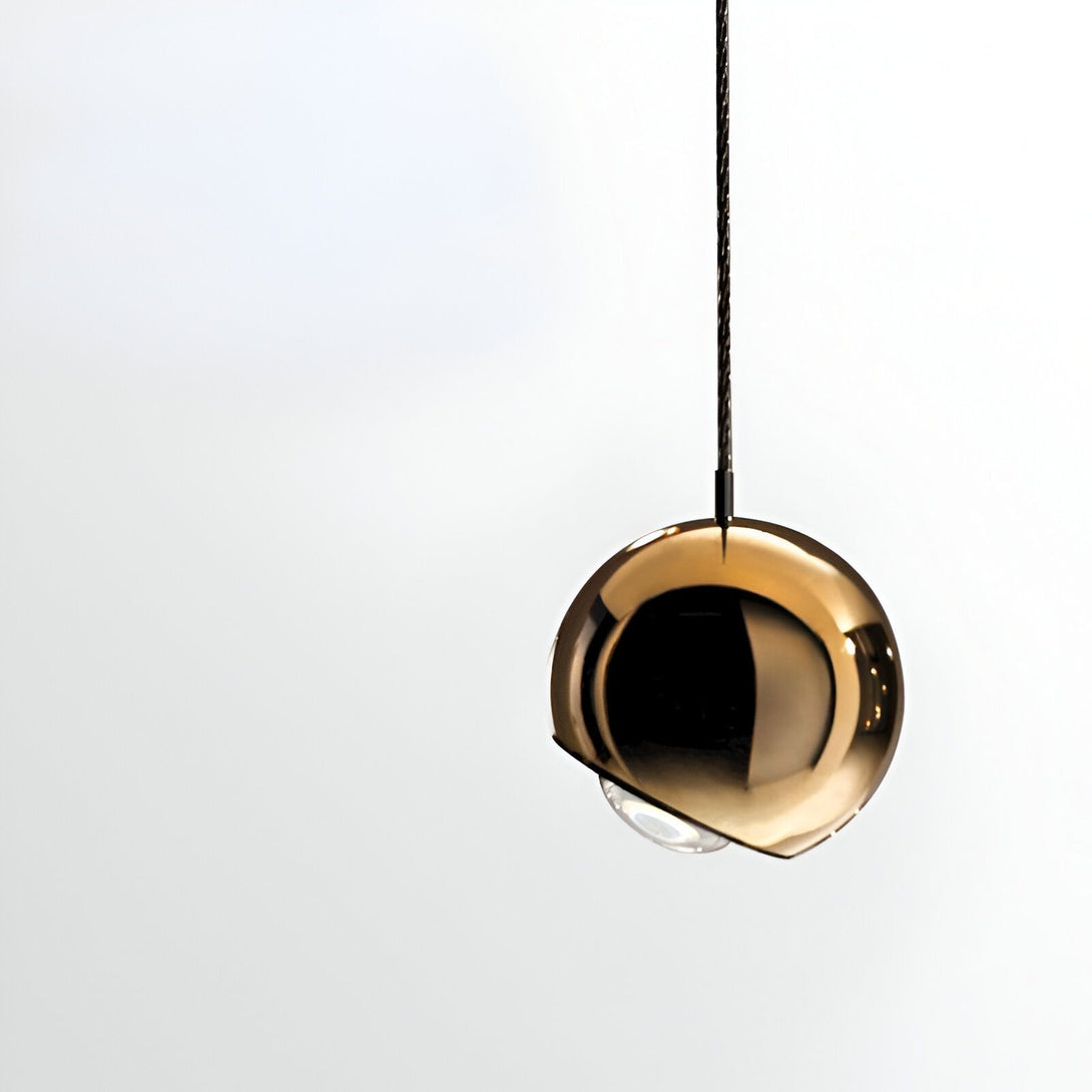Une image d'une lampe suspendue en métal doré. La lampe est de forme sphérique et émet une lumière brillante. OB-1416333185,OB-1568639201,OB-983265761X,OB-4434955144,OB-3129829164,OB-0998241695,OB-6069405625,OB-5906347348,OB-9038855125,OB-7633987596,OB-8882831361,OB-4666004629,