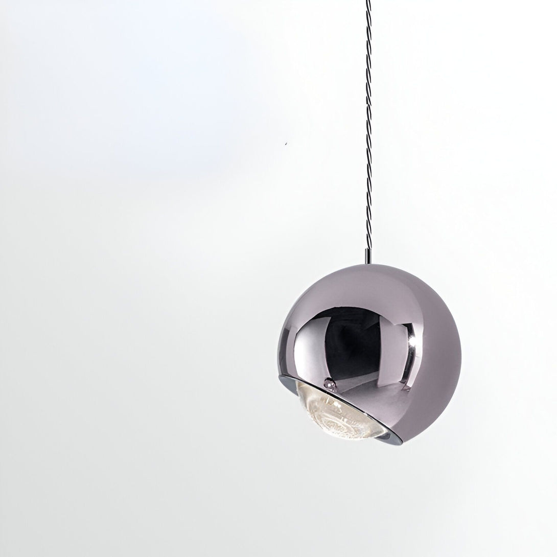 Une image d'une suspension en métal chromé de forme sphérique. Le luminaire est suspendu par un câble fin et diffuse une lumière douce et tamisée. OB-1416333185,OB-1568639201,OB-983265761X,OB-4434955144,OB-3129829164,OB-0998241695,OB-6069405625,OB-5906347348,OB-9038855125,OB-7633987596,OB-8882831361,OB-4666004629,