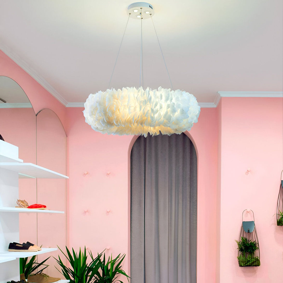 Une image d'un lustre rond en plumes blanches. Il est suspendu au plafond d'une pièce rose. Il y a des plantes vertes dans la pièce et des étagères avec des chaussures.