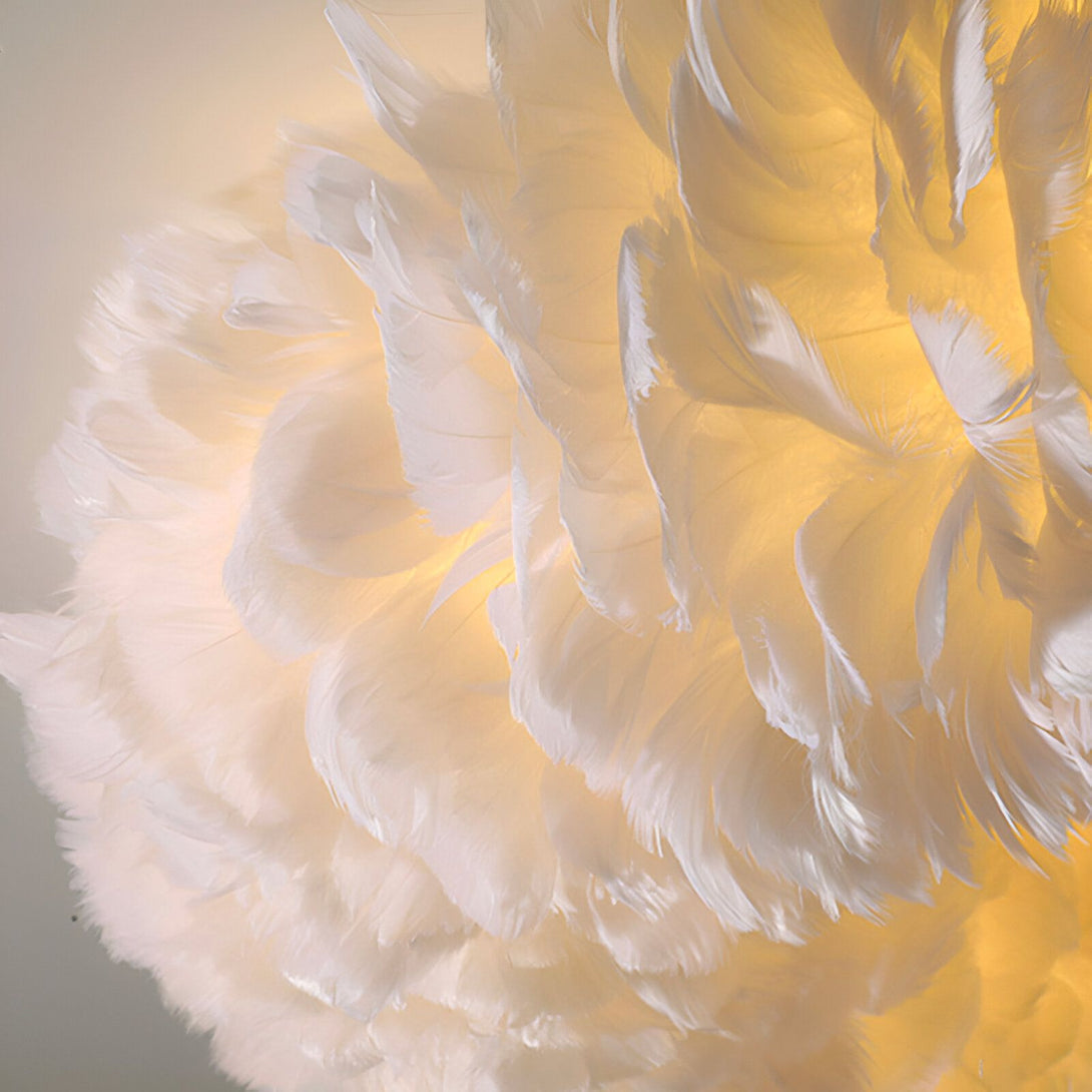 Une image en gros plan d'une lampe en plumes blanches. La lampe est allumée et émet une lumière chaude.