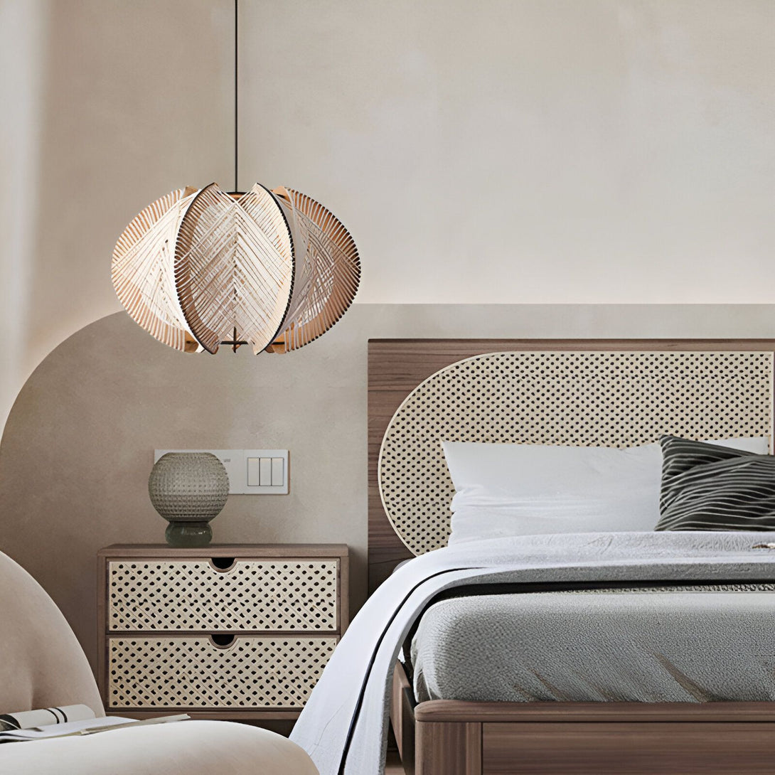 Une chambre à coucher avec un lit, une table de chevet, une lampe en osier et un tapis. CH-7600911817,CH-9825386738,CH-7260649224,CH-7018526620,