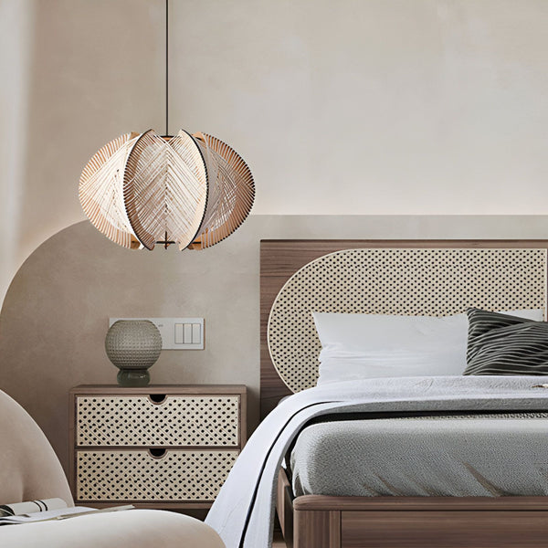 Une chambre à coucher avec un lit, une table de chevet, une lampe en osier et un tapis. CH-7600911817,CH-9825386738,CH-7260649224,CH-7018526620,