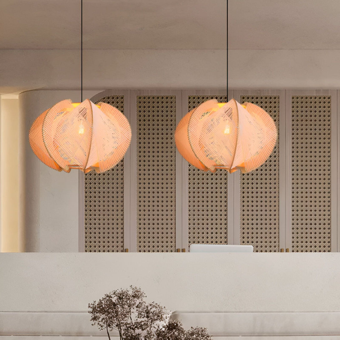 Deux lampes en osier suspendues au plafond. Les lampes sont de couleur beige et ont une forme de fleur. CH-7600911817,CH-9825386738,CH-7260649224,CH-7018526620,