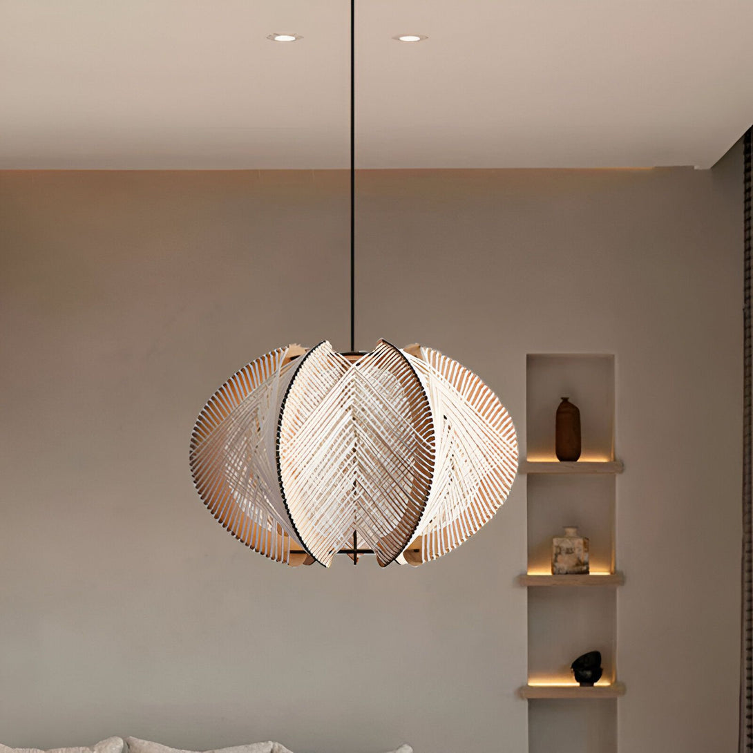 Une lampe en bois et en corde de coton tressé de forme ovale est suspendue au plafond. CH-7600911817,CH-9825386738,CH-7260649224,CH-7018526620,