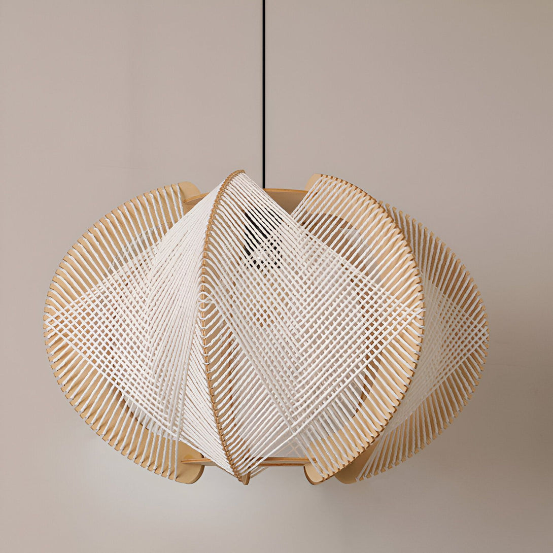 Une suspension en bois et corde blanche de forme ovale. CH-7600911817,CH-9825386738,CH-7260649224,CH-7018526620,