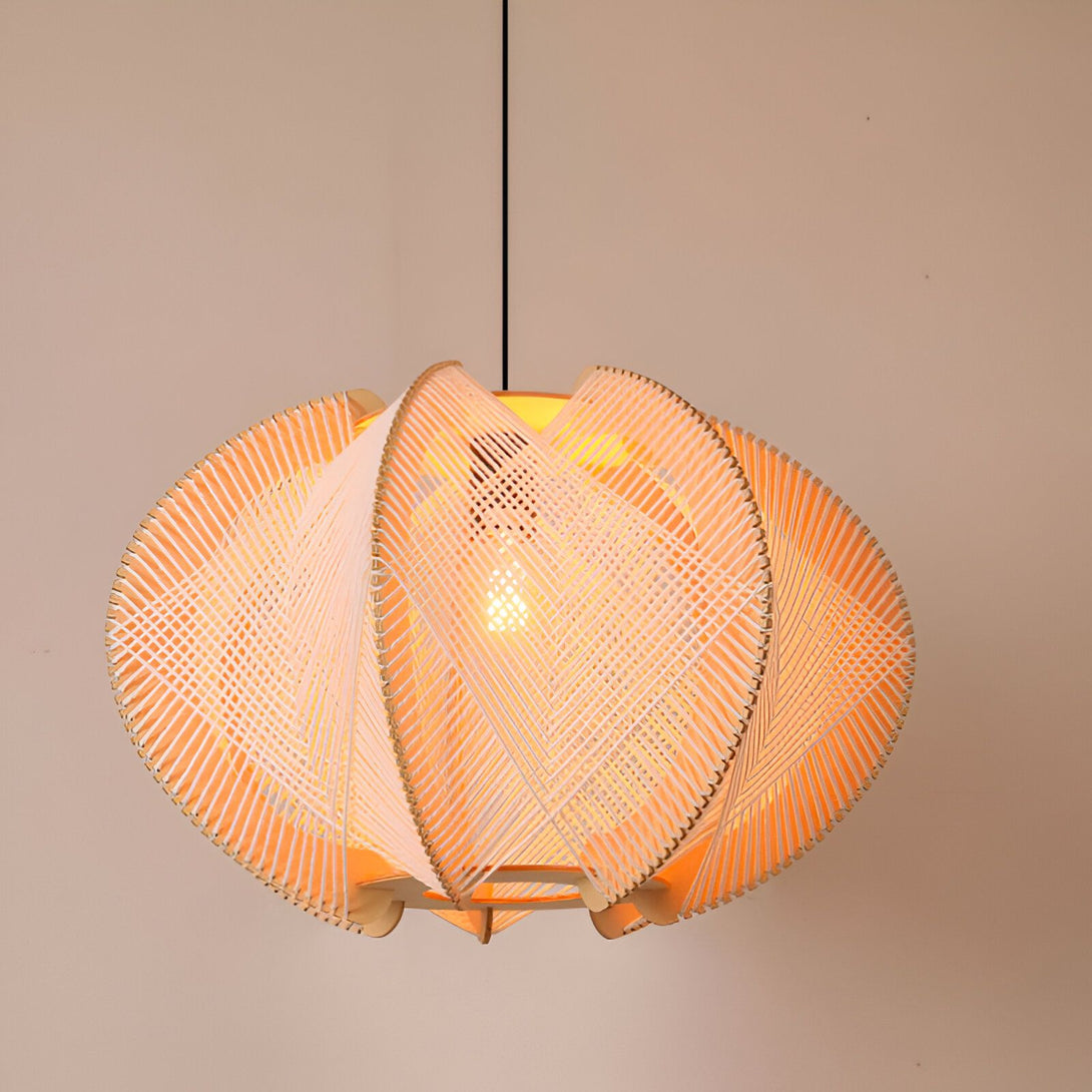 Une lampe en bois et en corde de coton tressé de forme ovale émet une lumière tamisée. CH-7600911817,CH-9825386738,CH-7260649224,CH-7018526620,
