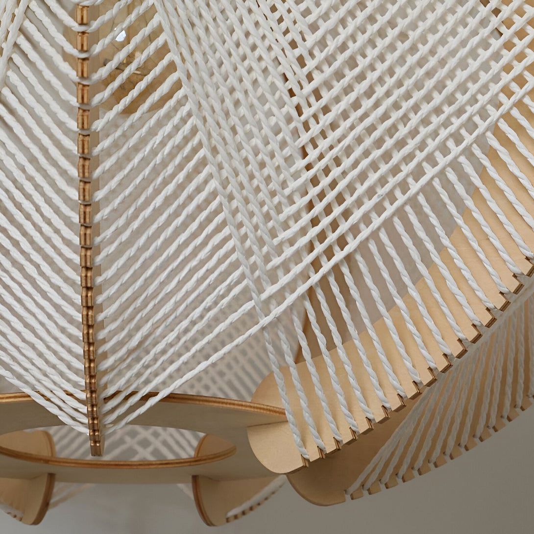Une lampe en bois et en corde blanche. La lampe est composée d'un abat-jour en corde blanche tressée et d'une structure en bois clair. L'abat-jour est de forme géométrique et présente un motif de losanges. La lampe est suspendue au plafond par un fil blanc. CH-7600911817,CH-9825386738,CH-7260649224,CH-7018526620,