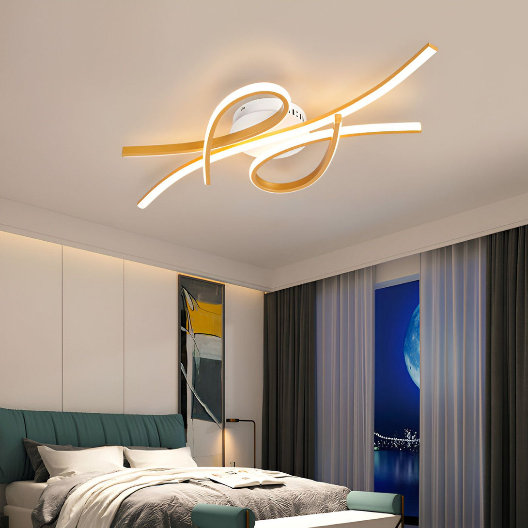 Une image d'un plafonnier LED doré avec un design moderne. Le plafonnier est en forme de deux arcs qui s'entrecroisent. Il est suspendu au plafond par deux câbles métalliques. La lumière est diffusée par des LED intégrées dans le luminaire. Le plafonnier est idéal pour éclairer une pièce à vivre ou une chambre à coucher. CA-7461634852,CA-7320197596,CA-0557118611,CA-2251770119,CA-7127213801,CA-4260768026,CA-0308665996,CA-0872214869,