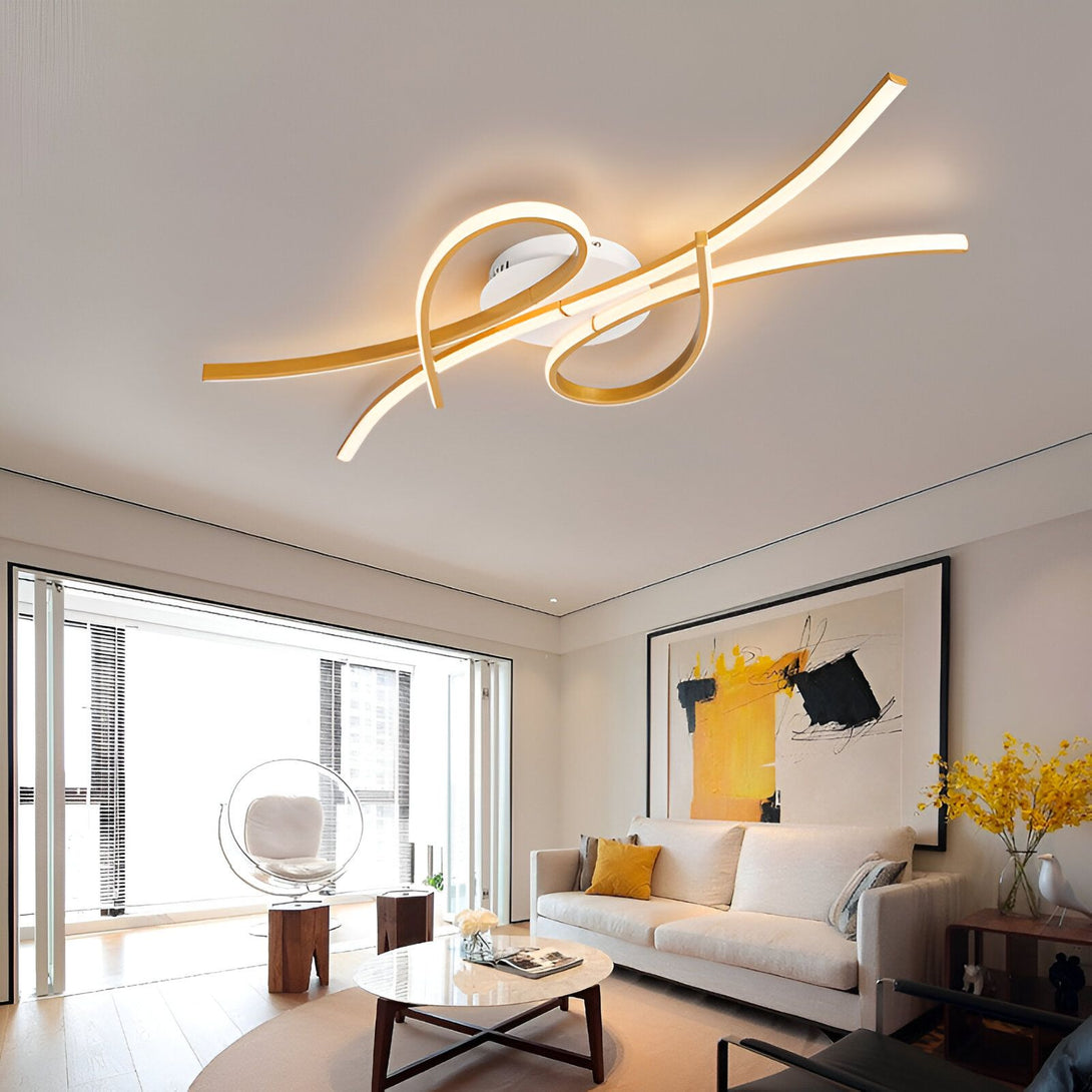 Un salon avec un canapé blanc, une table basse et un tapis. Il y a aussi une grande baie vitrée et un tableau coloré au mur. Le plafond est éclairé par un lustre doré. CA-7461634852,CA-7320197596,CA-0557118611,CA-2251770119,CA-7127213801,CA-4260768026,CA-0308665996,CA-0872214869,